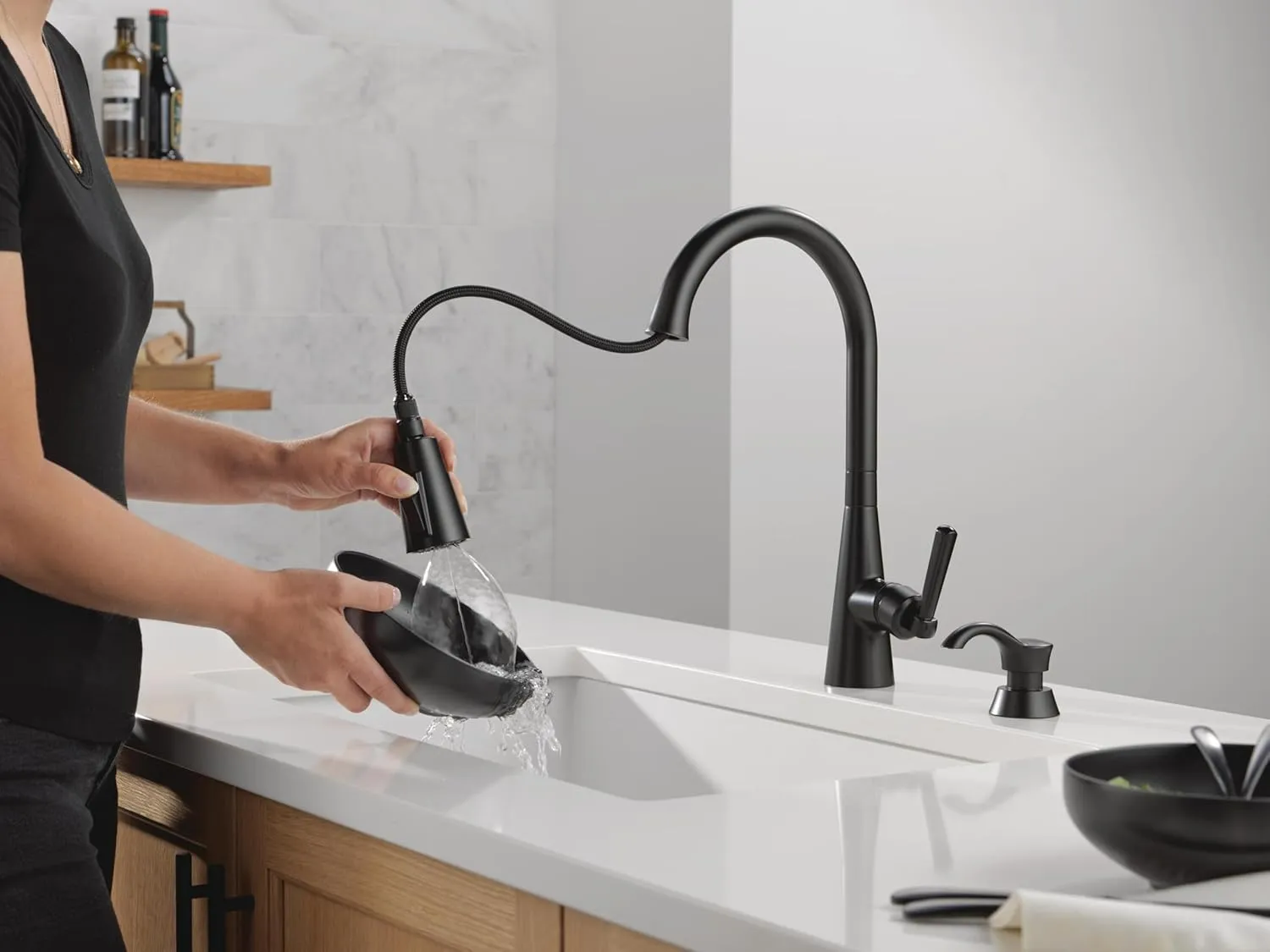 Delta Faucet Boyd Kitchen Faucet with Soap Dispenser, Kitchen Faucets with Pull Down Sprayer Black, Kitchen Sink Faucet with Magnetic Docking Spray Head, Matte Black 19893Z-BLSD-DST
