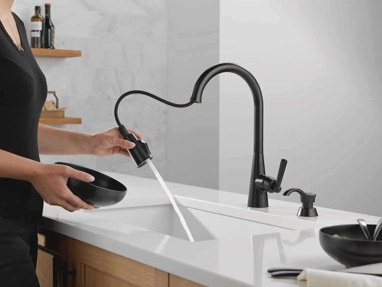 Delta Faucet Boyd Kitchen Faucet with Soap Dispenser, Kitchen Faucets with Pull Down Sprayer Black, Kitchen Sink Faucet with Magnetic Docking Spray Head, Matte Black 19893Z-BLSD-DST