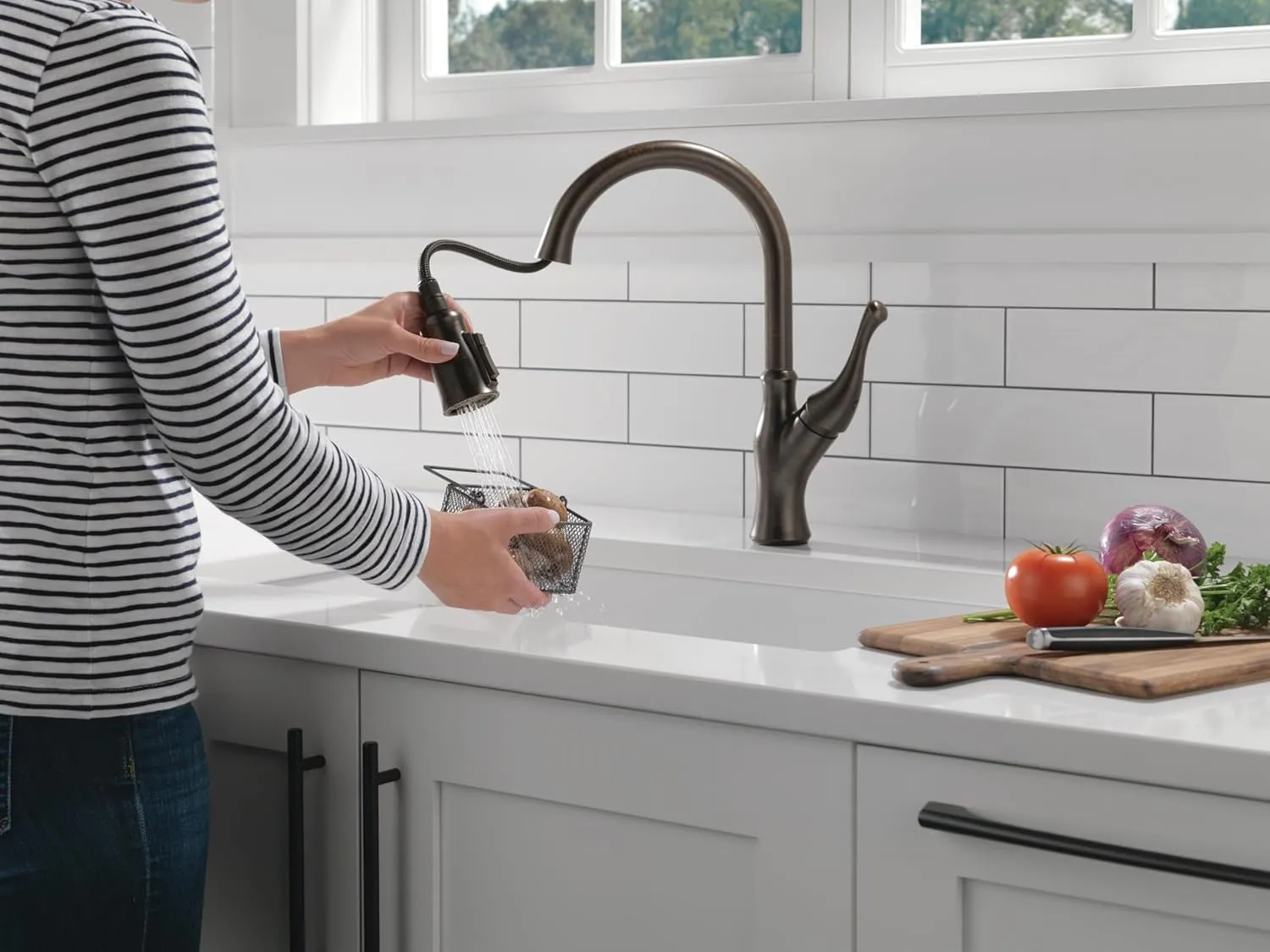 Delta Faucet Ophelia Oil Rubbed Bronze Kitchen Faucet, Kitchen Faucets with Pull Down Sprayer, Kitchen Sink Faucet, Faucet for Kitchen Sink with Magnetic Docking, Venetian Bronze 19888Z-RB-DST