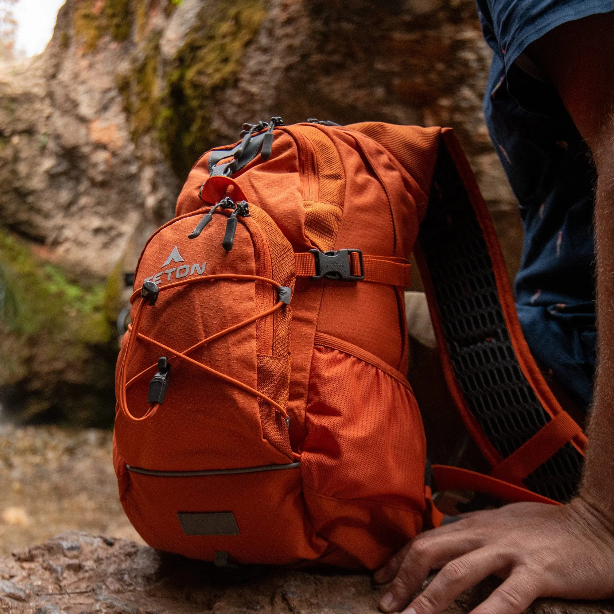 Oasis 18L Hydration Pack with 2L Bladder