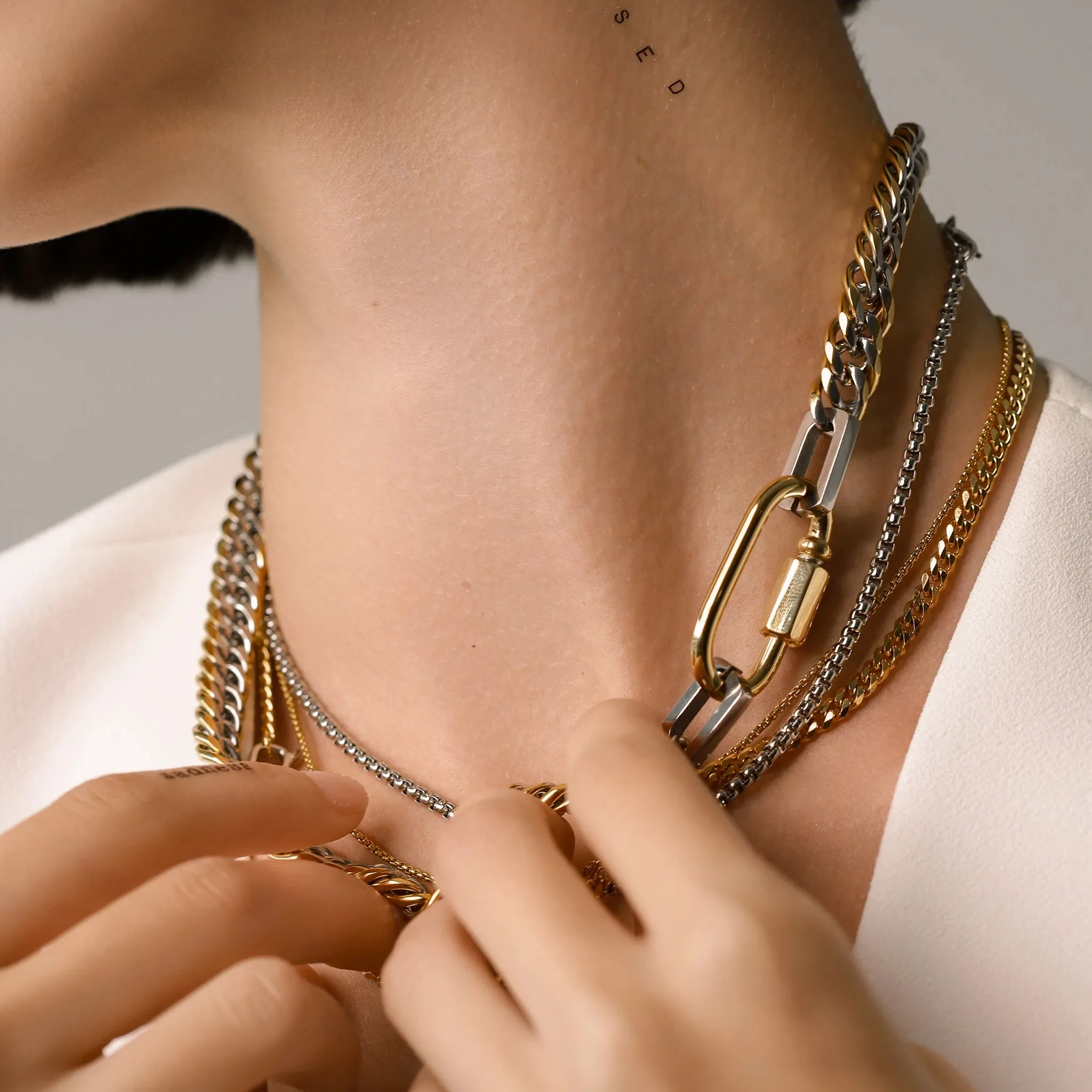 THE CARABINER LAYERED NECKLACE SET